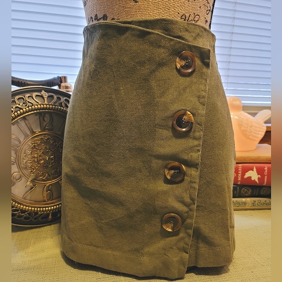 {Fashion On Earth}🪷Corduroy Mini, Size M - Picture 3 of 8